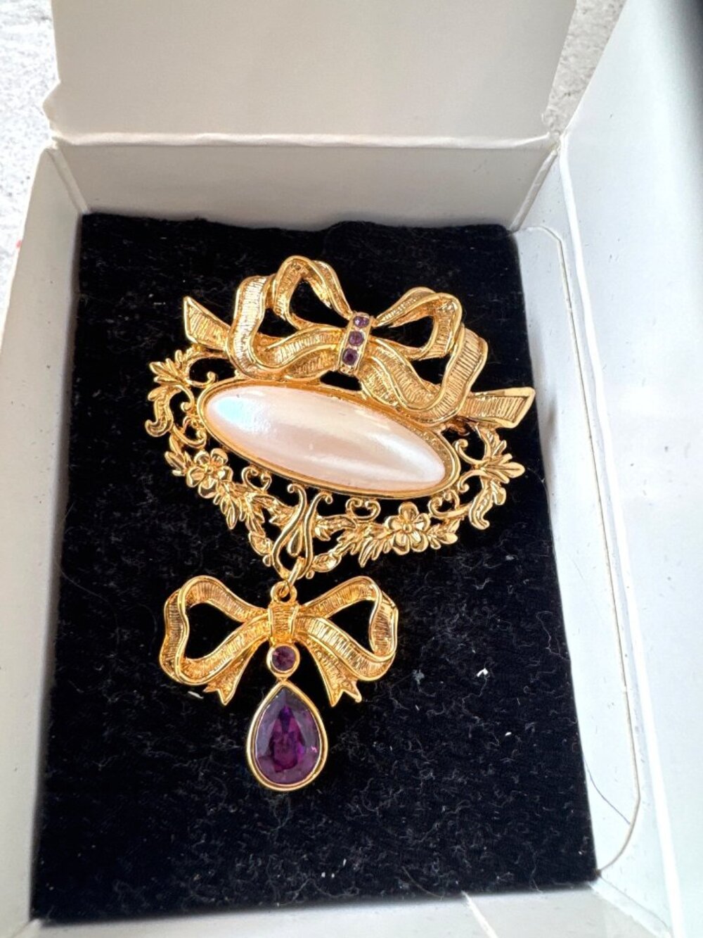 Avon Romantic Style Pin Gold Brooch with Purple Amethyst Stone Dangle